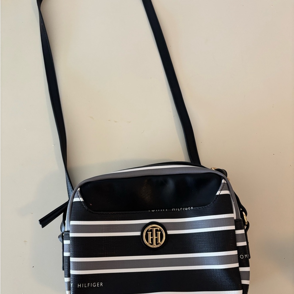 TOMMY HILFIGER DESIGNER
SIGNATURE LOGO CROSSBODY
STRIPED BLACK/GRAY/WHITE NWOT